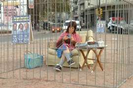 Insólita protesta política por inseguridad en Montevideo: una ama de casa se mete en una jaula frente al Palacio Legislativo