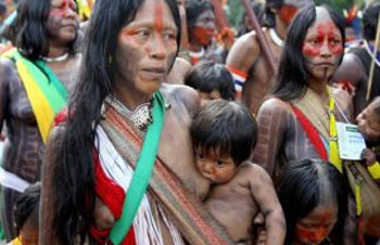 Indígenas de todo Brasil viajan a la capital para pedir poder y tierras