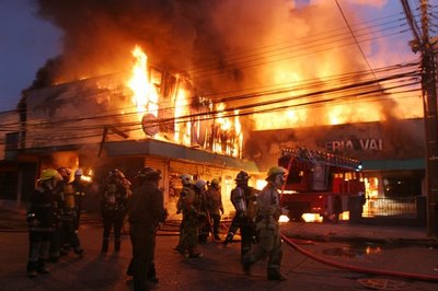 Chile: empresarios salmoneros acusan clima de violencia tras incendio intencional en instalaciones del gremio en Puerto Montt