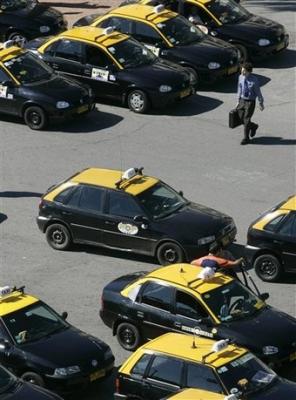 Taxistas de Montevideo suspenden servicio nocturno por inseguridad