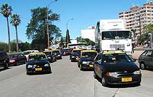 Atacaron a varios taxistas de Montevideo que no se plegaron al paro nocturno; tres vehículos de alquiler fueron dañados