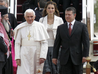 El Papa llegó a Jordania y expresó su "profundo respeto" por el pueblo musulmán