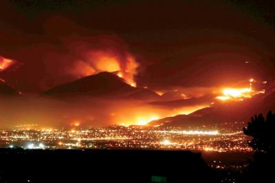 Furioso incendio forestal en California obliga a la evacuación de 30 mil residentes