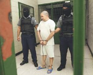 El Salvador: rapado y en chancletas llevan a temible narco a cárcel de máxima seguridad
