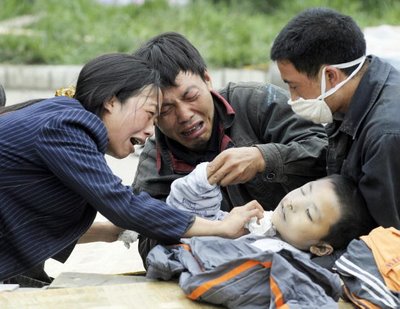 Después de un año hoy se sabe: escuelas de "papel" atraparon a miles de niños en el terromoto en China