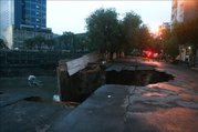 La lluvia y una fuga de agua abren un gigantesco hoyo en Ciudad de México
