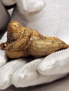 Hallan la estatuilla humana más antigua y es una venus pornográfica de 40 mil años