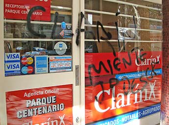 Argentina: pintadas contra el diario "Clarín" y canal TN