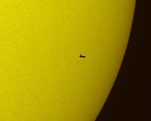 Un fotógrafo francés capta al transbordador 'Discovery' delante del Sol