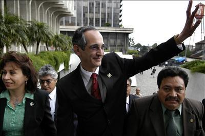 Tratan de evitar fuga de implicados en grave caso que acusa al presidente de Guatemala de asesinato de abogado