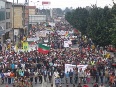 Arde Perú: Alán García moviliza las Fuerzas Armadas y los indígenas amazónicos advirtien que morirán defendiendo su territorio