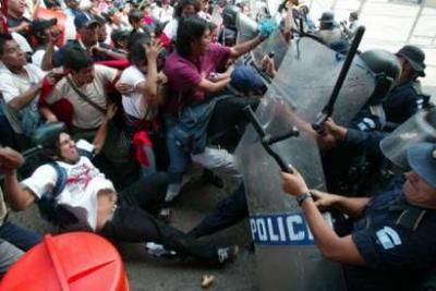 Crimen de abogado pone a Guatemala en el abismo; miles salen a las calles a favor y en contra del presidente acusado