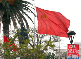 Uruguay: Policía de Maldonado detuvo a quien izó bandera del Partido Comunista en lugar del Pabellón Nacional