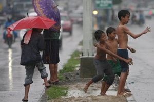 El tifón "Emong" en el norte de Filipinas deja 60 muertos