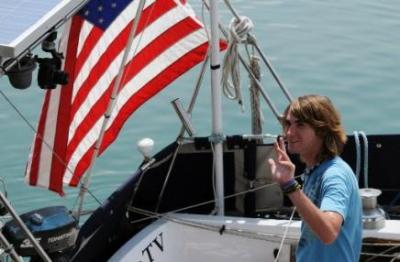 Un solitario adolescente estadounidense navega en un velero alrededor del mundo