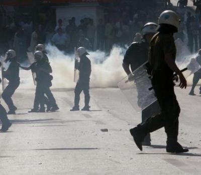 La Policía de Grecia lanza gases lacrimógenos contra cientos de musulmanes que protestaban frente al Parlamento