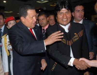 Correa, junto a Chávez y Morales, asegura que radicalizará su revolución
