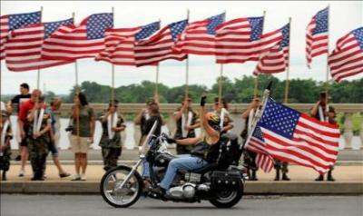 Los veteranos de guerra recorren Washington en moto como homenaje a los caídos