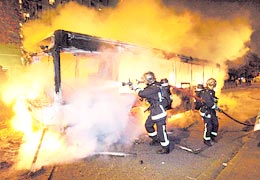 Argentina: vecinos furiosos incendian micro que atropelló y mató a un niño