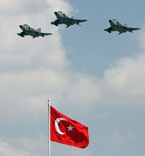 Represalia: Turquía bombardea posiciones kurdas en el norte de Irak