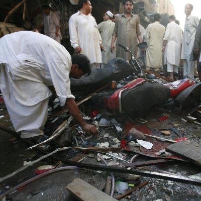 Pakistán: al menos once muertos y decenas de heridos por explosión de dos bombas y un atentado suicida
