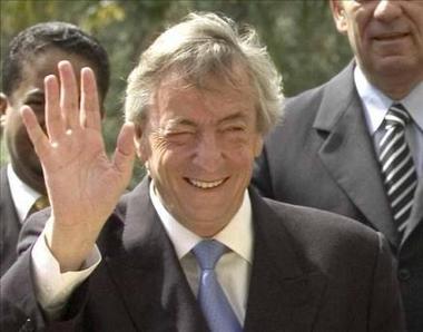 El ex presidente Néstor Kirchner lidera las encuestas para las elecciones legislativas en Argentina