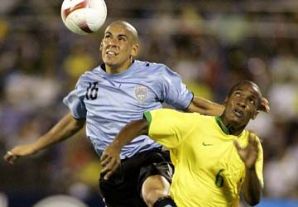 Con un estadio colmado, Uruguay cara a cara con Brasil por un lugar en la Copa del Mundo