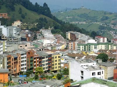 Colombia: Un muerto, tres heridos y cuatro desaparecidos dejó un deslizamiento en Manizales