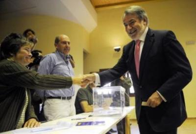 Los españoles acuden a votar en las elecciones europeas