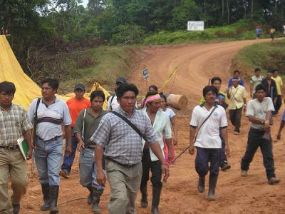 Rebelión en Perú: Más de 1.000 indígenas toman el aeropuerto peruano de Trompeteros