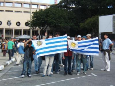 Miles de uruguayos hacen cola en España para escapar de la crisis y de la xenofobia