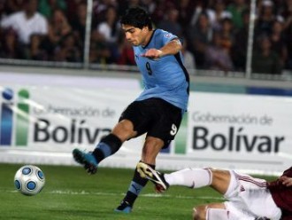 Uruguay empató 2 a 2 con Venezuela y quedó a las puertas de la eliminación