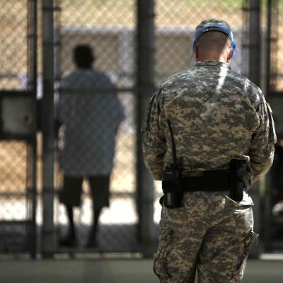 Liberan al preso más joven de la cárcel de Guantánamo