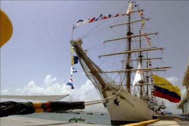 La Armada colombiana rescata a ocho tripulantes de un velero holandés