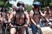 Ciclistas se desnudan en Ciudad de México para promover transporte ecológico