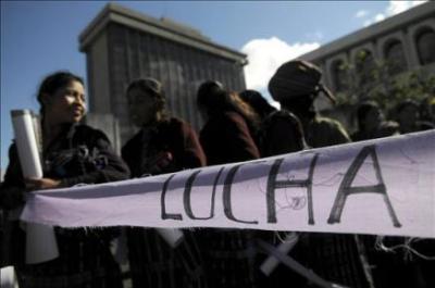 Miles de guatemaltecos inician una masiva concentración en contra de la violencia