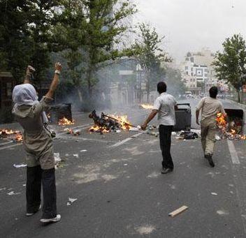 Irán: un muerto en enfrentamientos entre partidarios de Ahmadineyad y Musavi