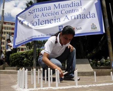 Estudiantes junto a sus padres marchan contra la violencia armada en Honduras