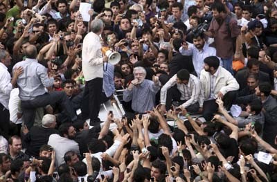 La Policía dispara al aire ante la escalada de enfrentamientos en Irán