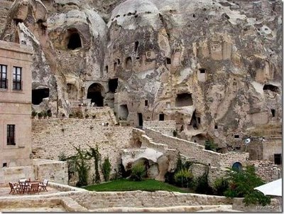 Hallan cueva gigantesca con símbolos romanos, cristianos y bizantinos
