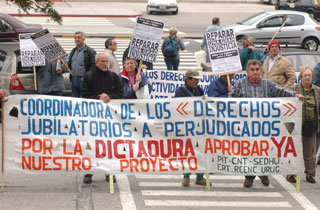 La izquierda tambien pasa por caja: en 3 años el Estado uruguayo pagó 42 millonesde dólares a ex presos políticos, exiliados y despedidos y el 7% sigue viviendo en el exterior