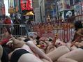 Defensores de animales protestan desnudos en Times Square contra sacrificios de toros