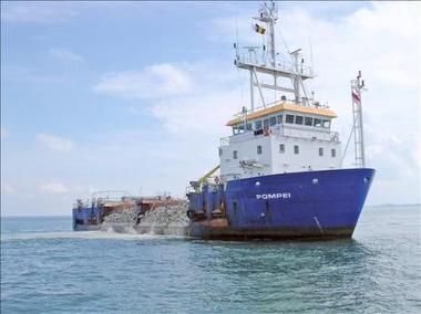Liberan al buque belga capturado por los piratas somalíes en abril