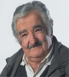 El senador uruguayo Mujica vota y se va a comer un asado y a arar