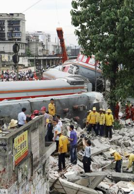 Al menos tres muertos y 60 heridos en choque de trenes de pasajeros en China