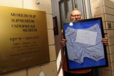 Bélgica se baja los pantalones con una muestra de ropa interior de sus famosos