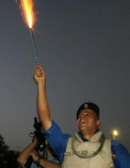 Los iraquíes festejan el retiro de las tropas estadounidenses