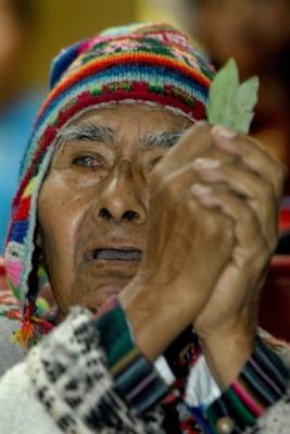 Brujos andinos auscultan el mañana en estaño derretido