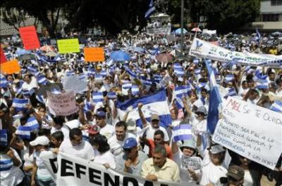 Miles de hondureños respaldan al golpista Micheletti y repudian a Zelaya