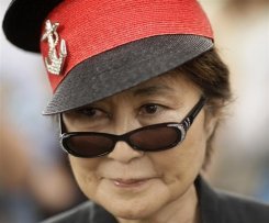 Yoko Ono gana batalla legal en torno a derechos de imágenes de John Lennon